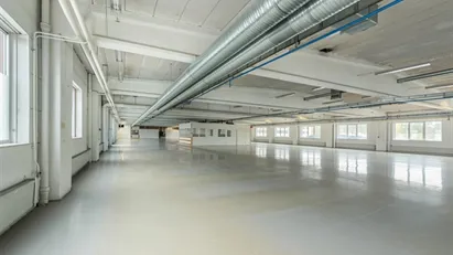 Modern industrilokal med flera portar