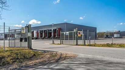 Lagerlokal om 800 i Ingelsta med in och urlastning från två håll