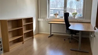 4 kontor och 2 förråd uthyres